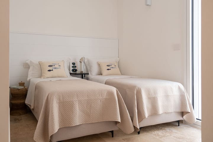 El primer dormitorio de la planta baja es doble (dormitorio 3).