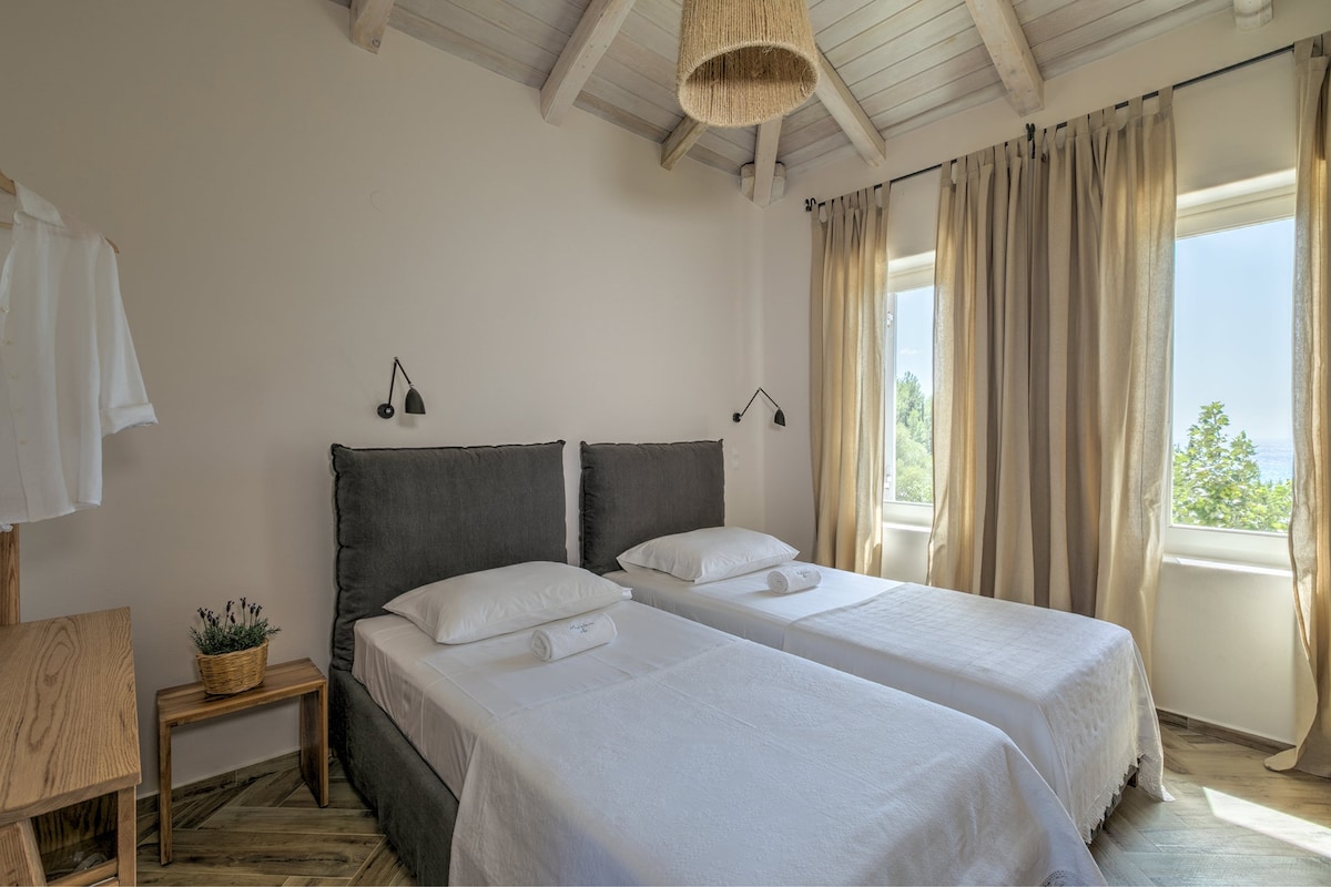 Dvokrevetna soba sa dva odvojena kreveta na prvom spratu (spavaća soba 4). 