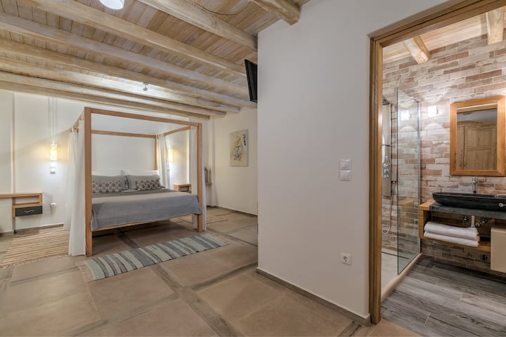 Una de las habitaciones dobles en la planta baja, con su baño privado con ducha (habitación 5).