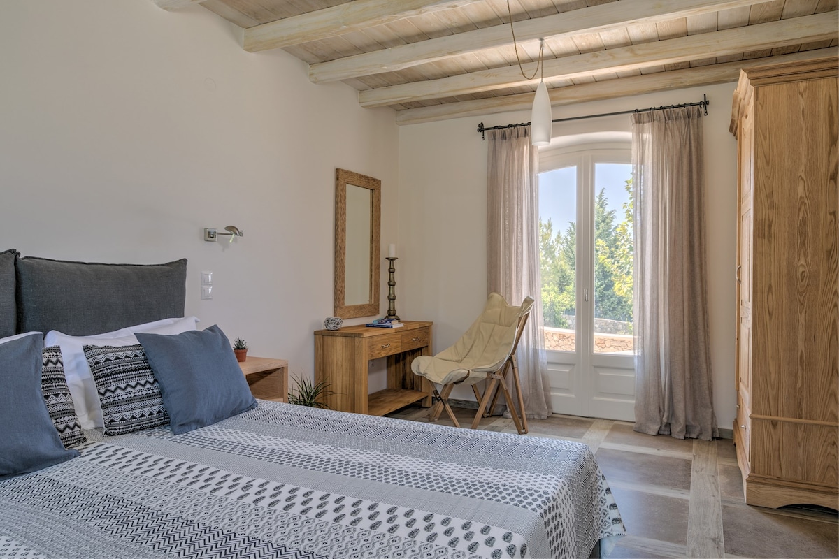 Dvokrevetna spavaća soba u prizemlju (spavaća soba 1). 