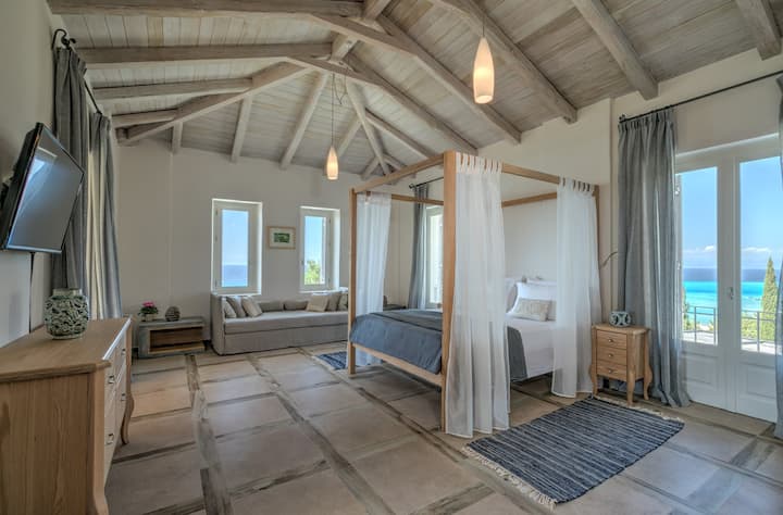 Espacio, luz, vistas al mar y acceso a la terraza desde el segundo dormitorio doble en el primer piso (dormitorio 3).