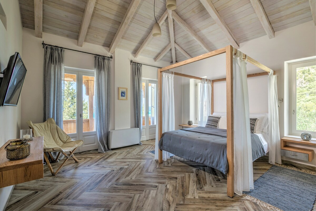 Jedna od prostranih, svetlih dvokrevetnih spavaćih soba na prvom spratu (spavaća soba 2). 