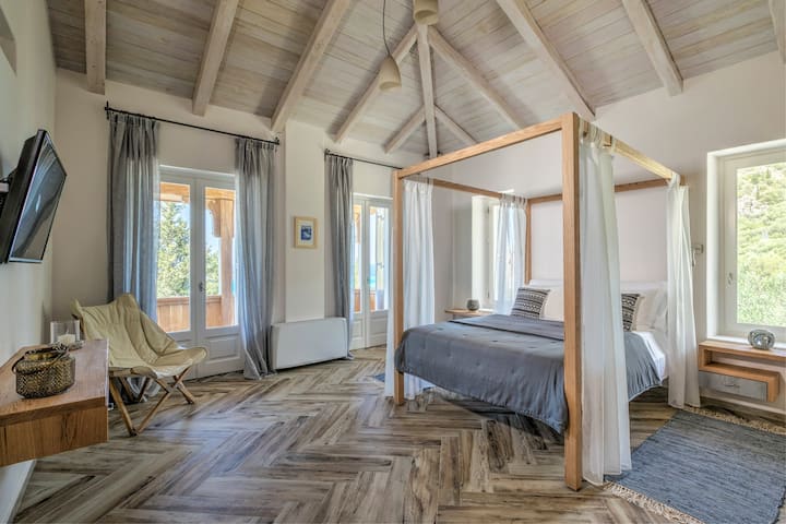 Una de las amplias y luminosas habitaciones dobles en el primer piso (habitación 2).