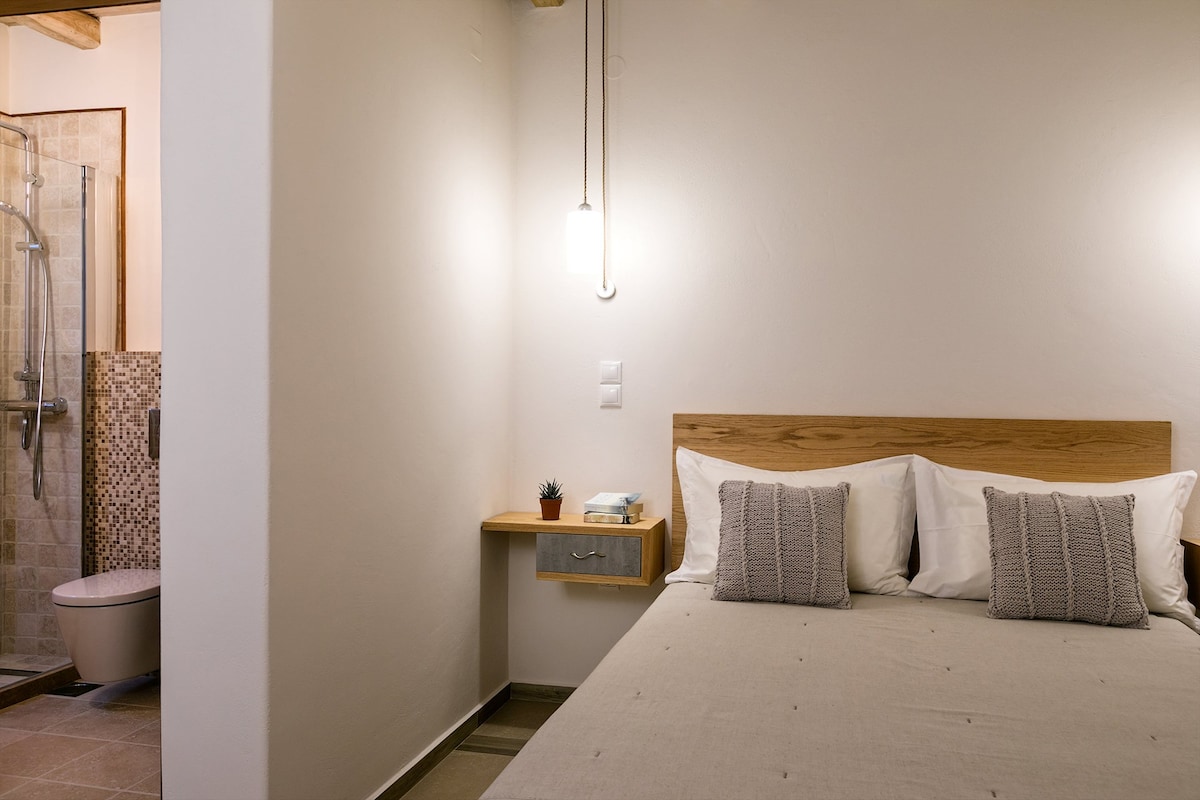 Jedna od dvokrevetnih spavaćih soba u donjem prizemlju, sa sopstvenim kupatilom sa tušem (spavaća soba 6). 