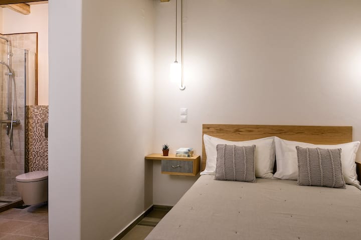 Uno de los dormitorios dobles en la planta baja, con su baño con ducha (dormitorio 6). 