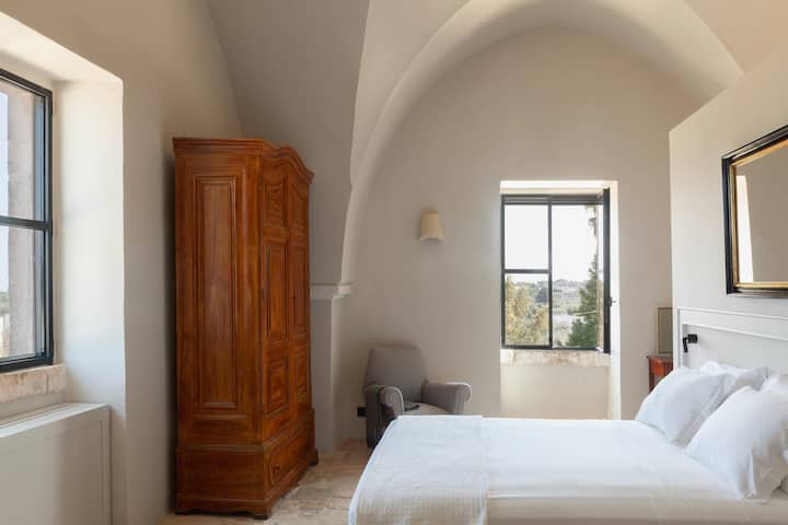 El tercer dormitorio doble en la primera planta de la casa principal (acceso desde la segunda escalera). (Dormitorio 3)