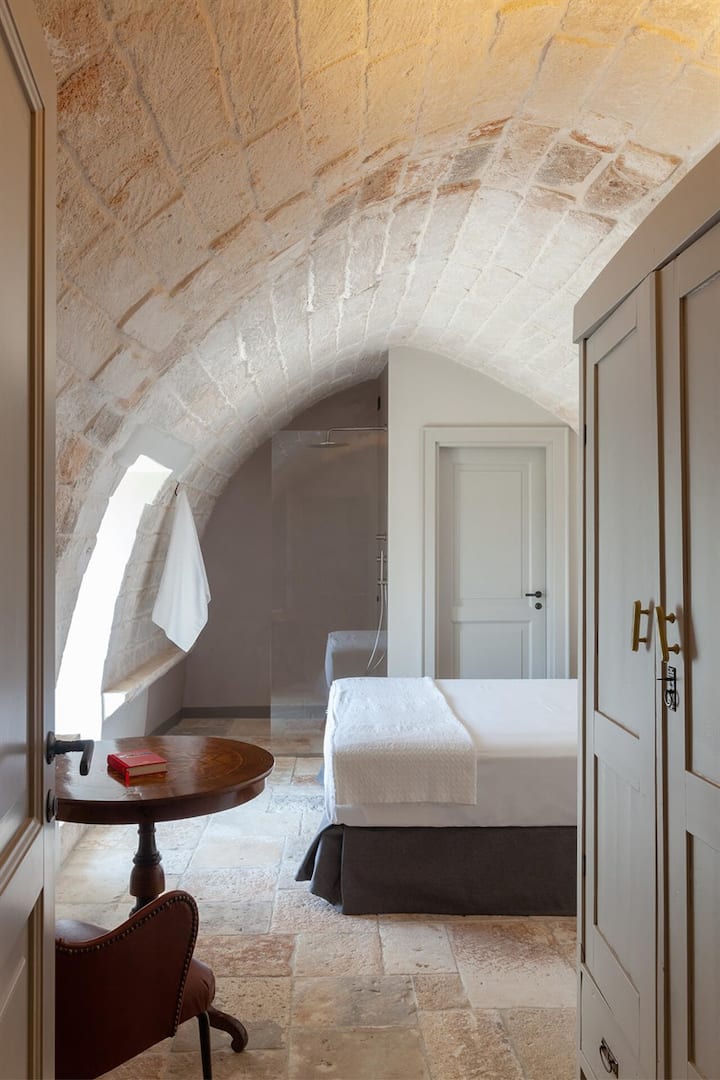 El segundo dormitorio en la primera planta de la casa principal, también doble, tiene una ducha en la habitación. (Dormitorio 2)