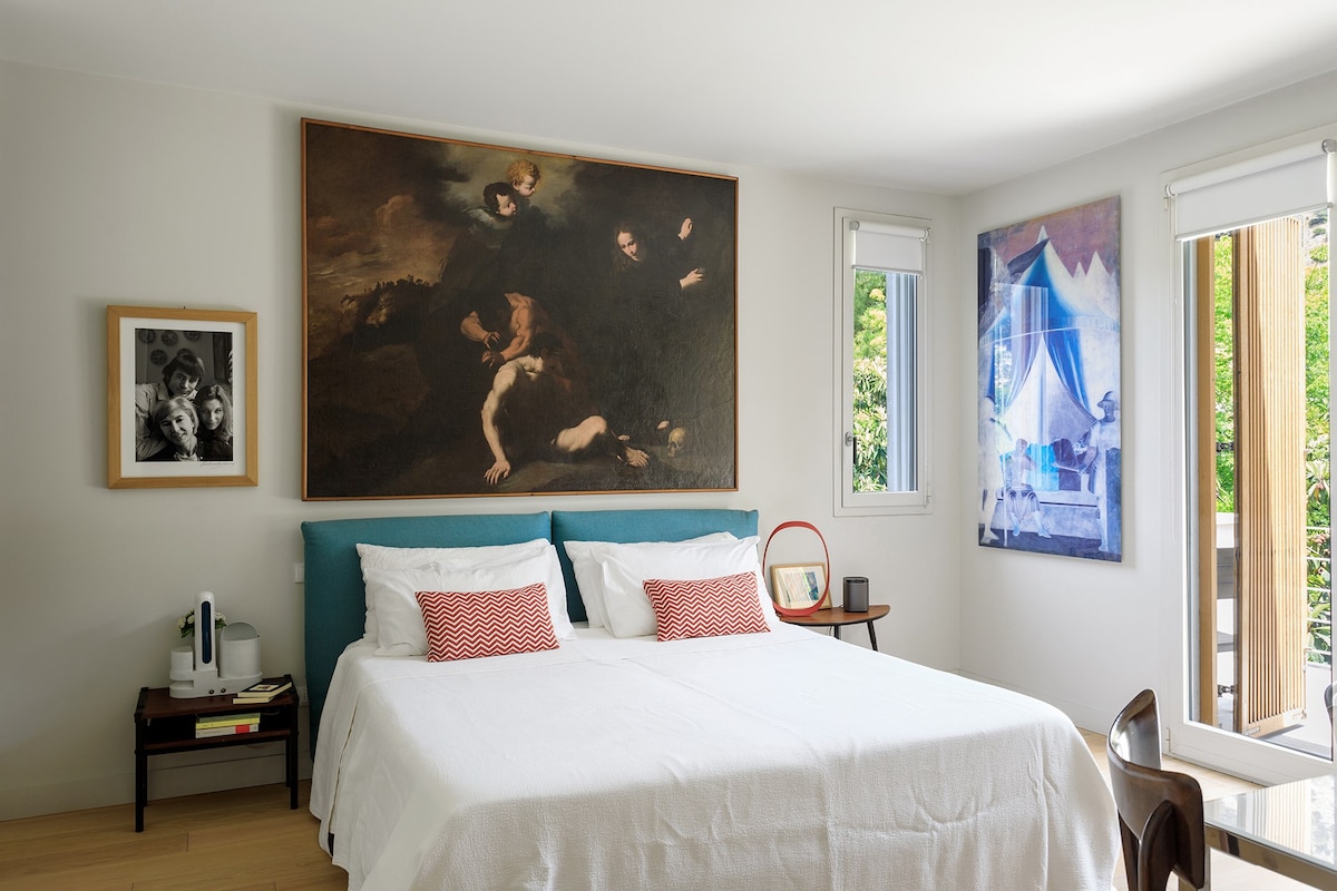 Huvudsuiten och dess terrass på bottenvåningen (sovrum 2). 