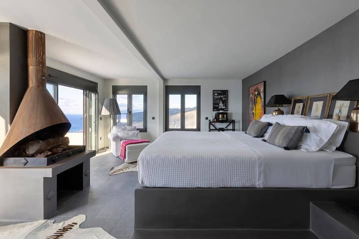 主卧室位于一楼，是一间带壁炉的双人房，景观优美，设有一对露台。（卧室1）