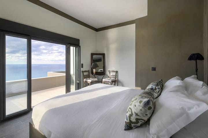 第二间卧室，双人床，位于一楼。（2号卧室）