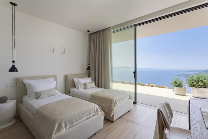 The panoramic double-twin bedroom. (Bedroom 3)