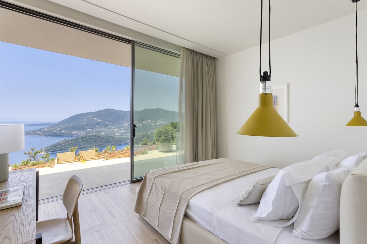 Втората спална соба со брачен кревет, со инспиративен поглед и пристап до терасата. (Спална соба 2)