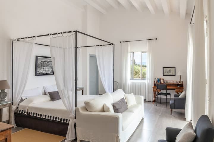 一楼主卧室设有一张加大双人床和一个步入式衣柜。（卧室1）