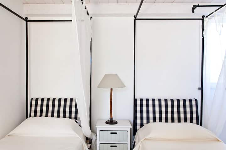 小客房一楼的双床房。（卧室6 ）