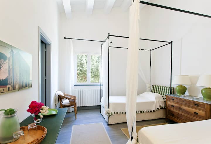 较大客房一楼的一间卧室。（卧室3 ）