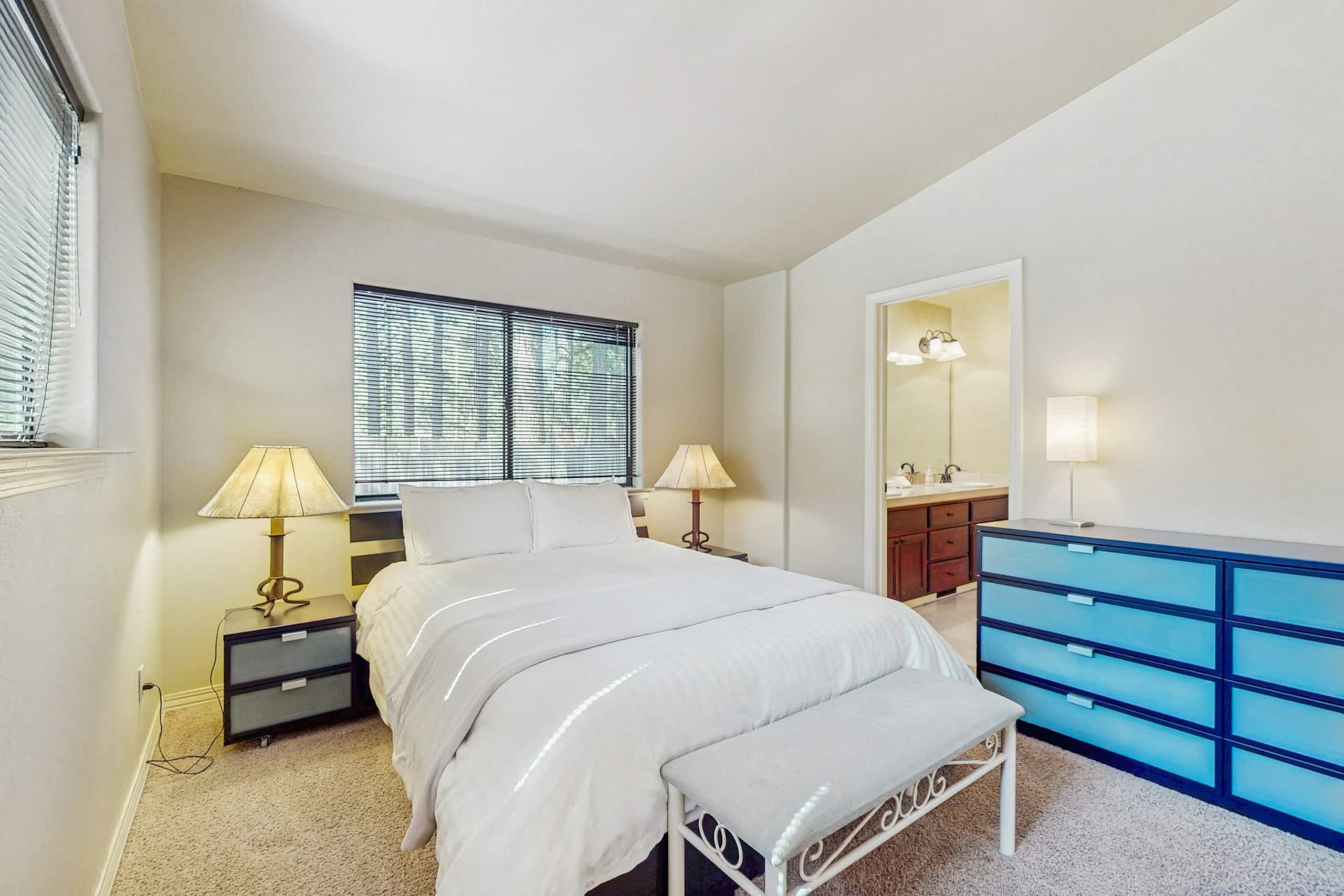 Cozy Tahoe Cabin with Pine Views & Fireplace - Photo 14
