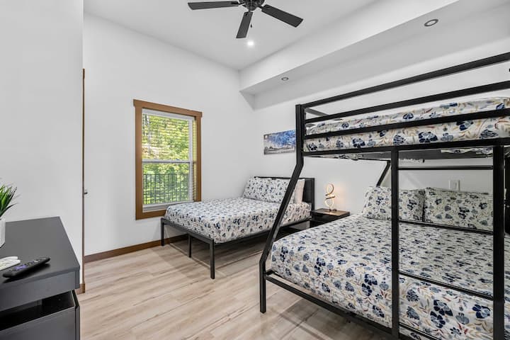 Literas de tamaño completo con una cama doble adicional en el dormitorio 4