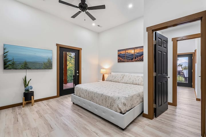 Dormitorio principal con cama tamaño king en el segundo nivel 