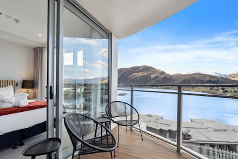 Sunlit Serenity, Lakefront Apartment
