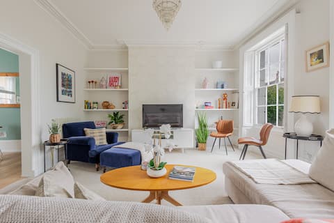 Stylish 5-Bed Townhouse in Prime Leamington Spa