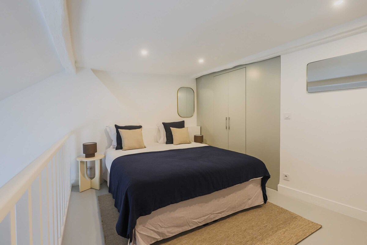 Een aparte slaapkamer met queensize bed, tv en kledingkast.