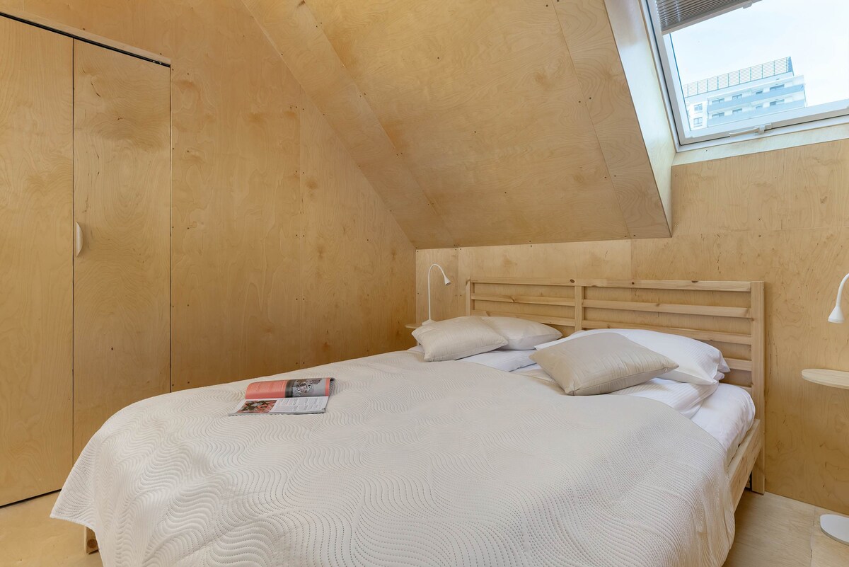 Удобна спална соба во станот. 