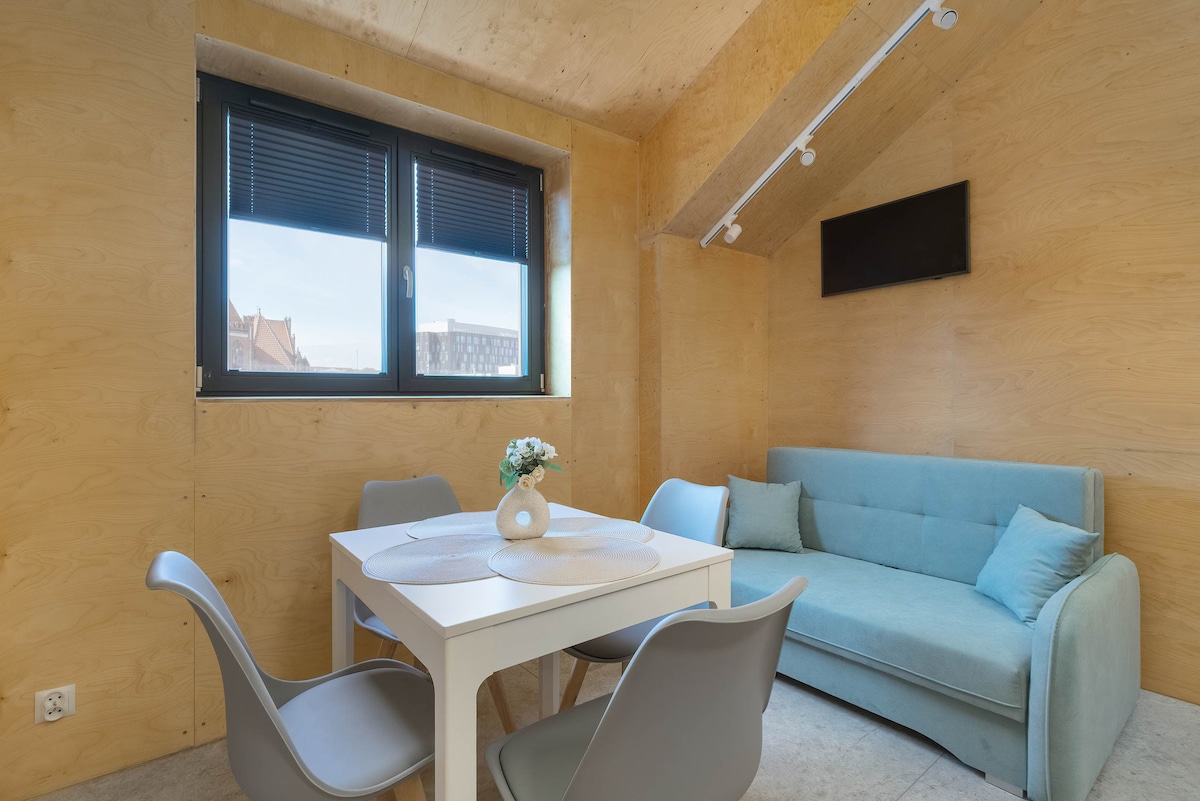 Дневна соба со удобен кауч и телевизор. 