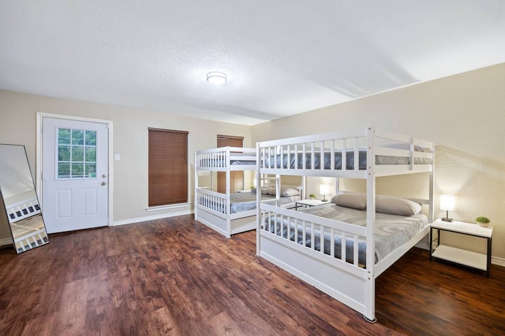 Uključuje kupaonicu s WC-om