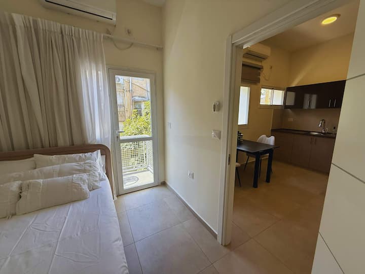 舒适的标准双人床、干净的床上用品、空调和门廊。