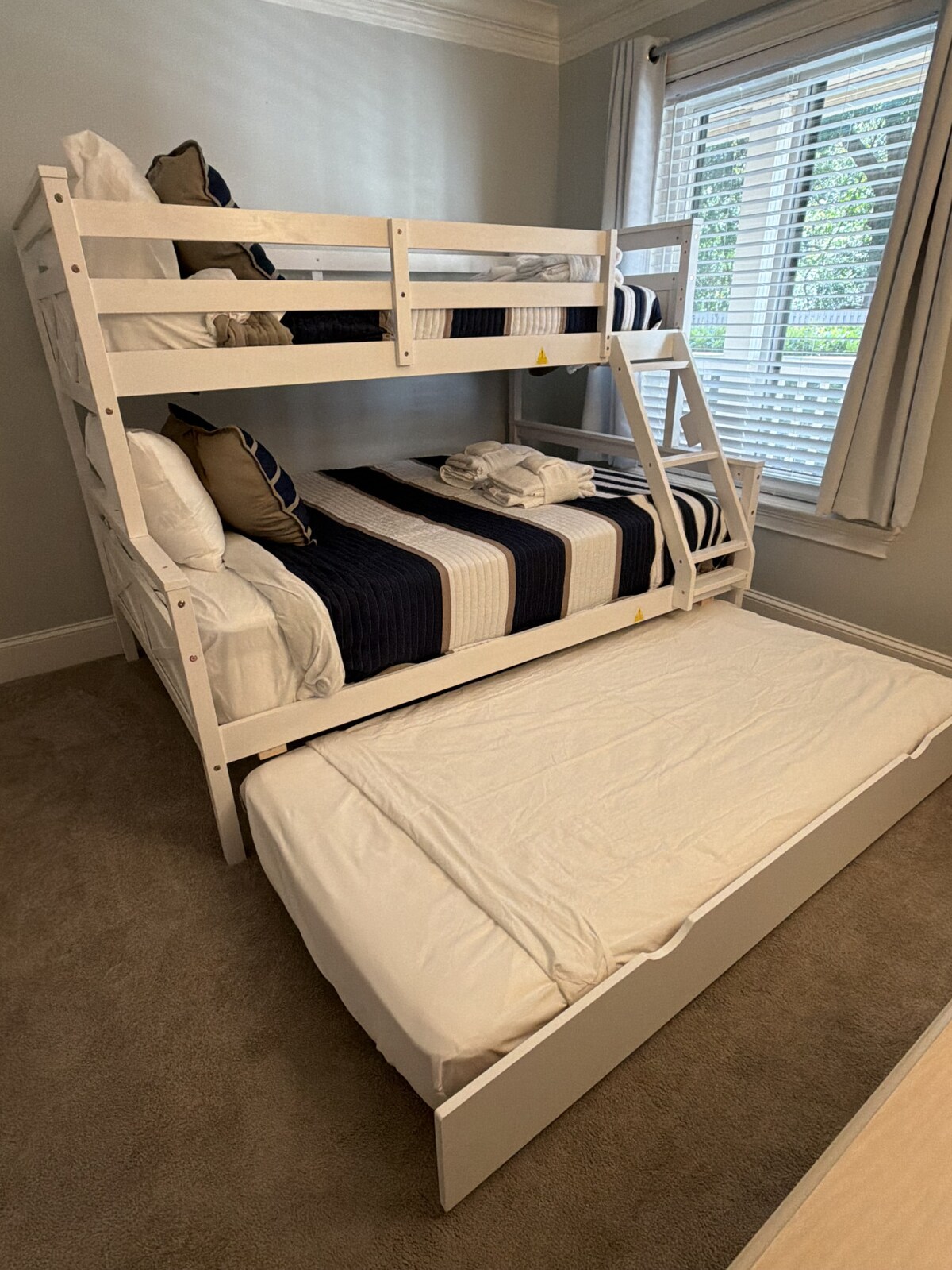 Krevat dopio me rrota nën krevatet marinar