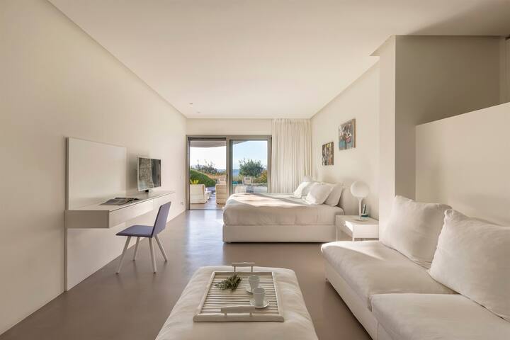 La première chambre double à lits jumeaux au rez-de-chaussée (chambre 2) avec son coin salon et vue sur la mer.