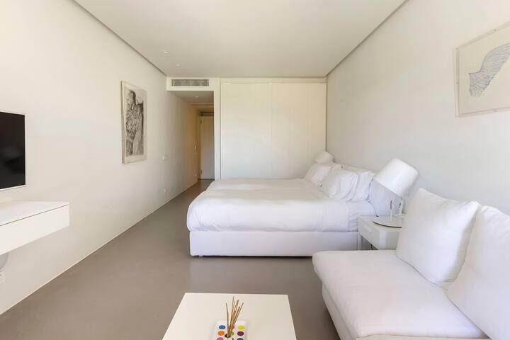 La deuxième chambre double à deux lits jumeaux au rez-de-chaussée inférieur (chambre 3).