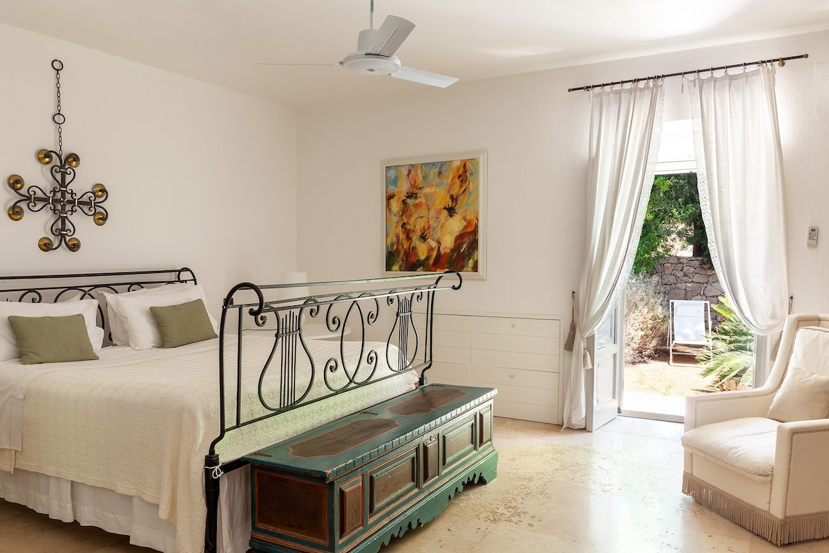 The principal bedroom in the main house (bedroom 1).