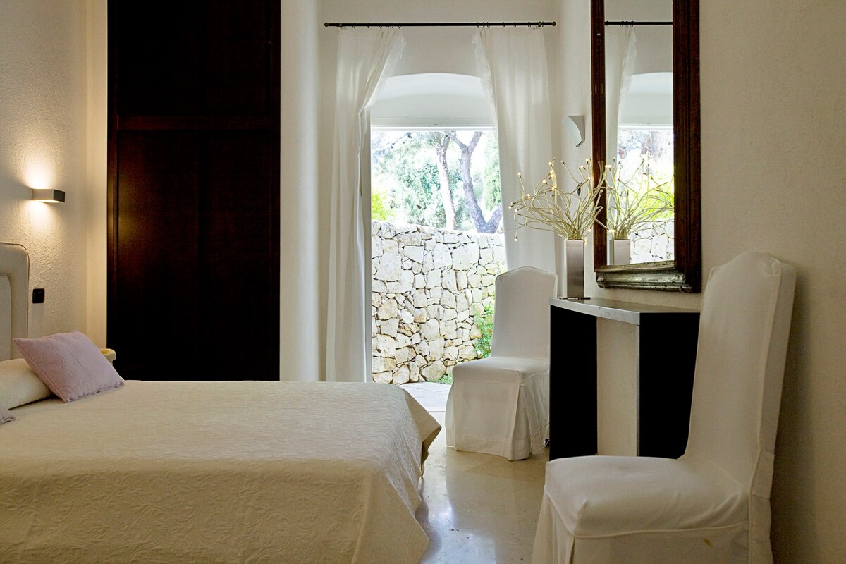 The double-twin bedroom in the main house (bedroom 3).