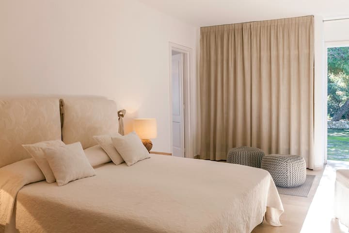 Una de las amplias habitaciones de la segunda casa de huéspedes (dormitorio 7).