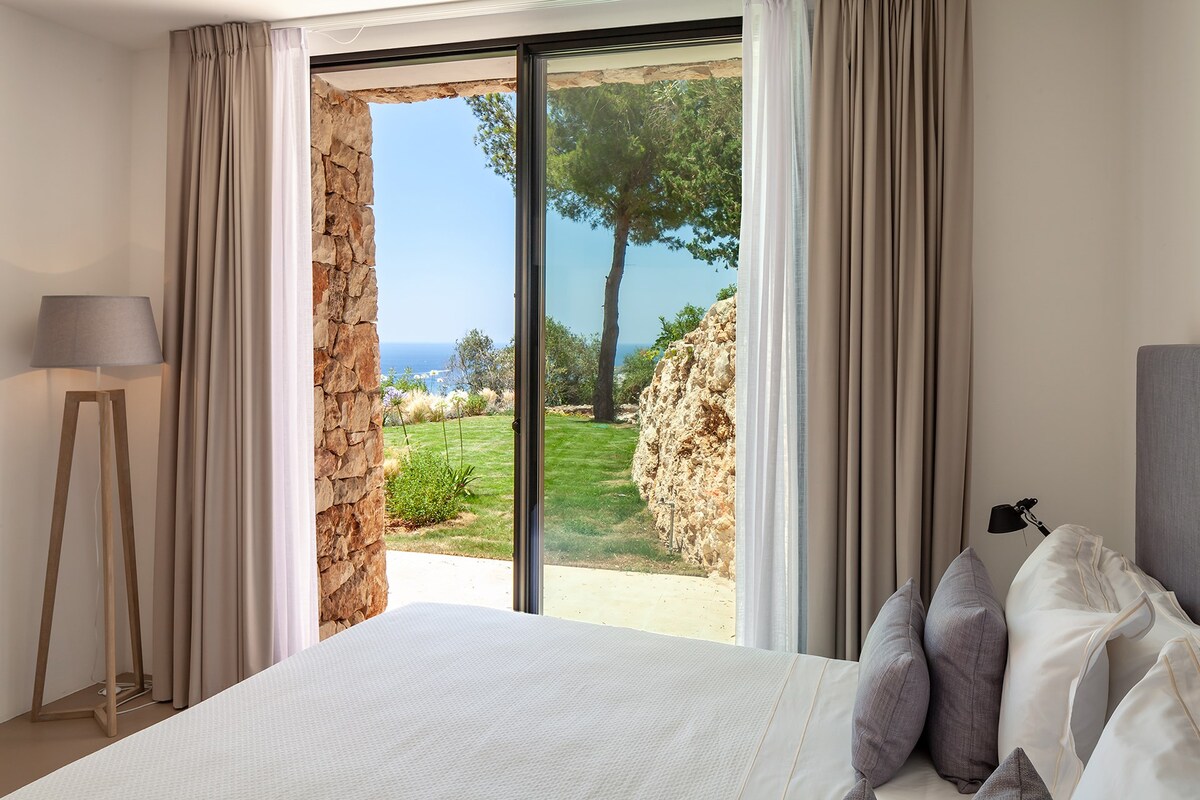 The second double-twin bedroom in the first guesthouse (bedroom 5).