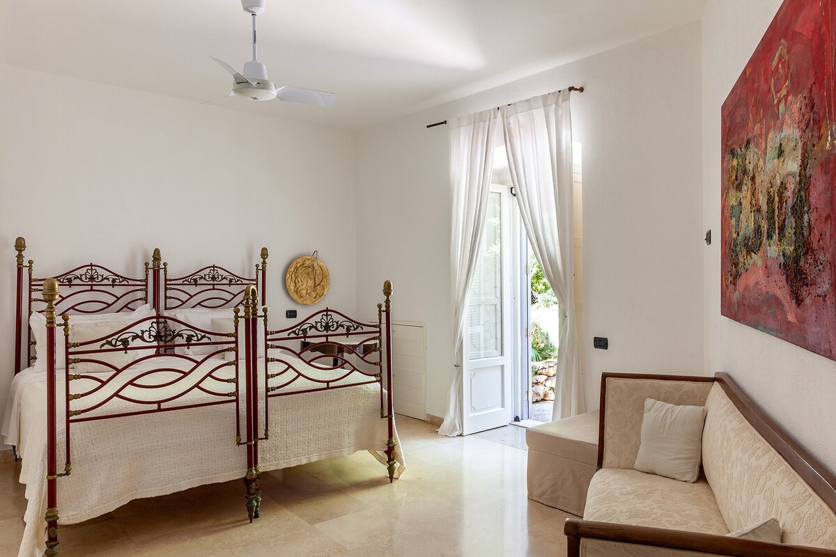 The second double bedroom in the main house (bedroom 2).