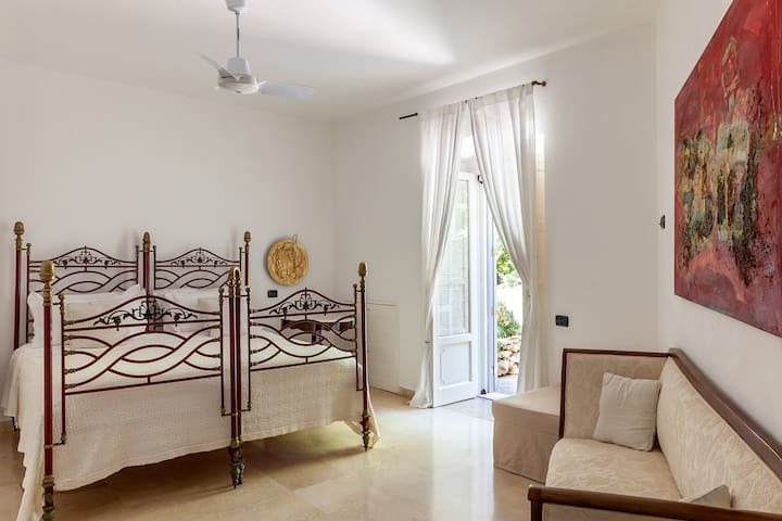 El segundo dormitorio doble de la casa principal (dormitorio 2).