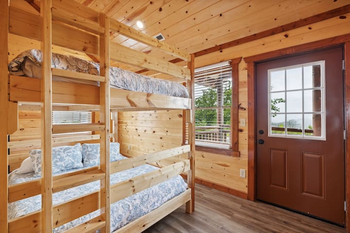 Соба на спрат со брачен кревет (широк 150-179 см).