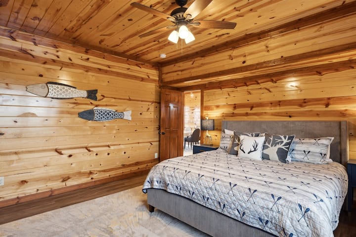 Брачна спална соба со телевизор и целосна сопствена бања.