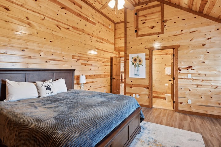 Брачна спална соба со телевизор и целосна сопствена бања.