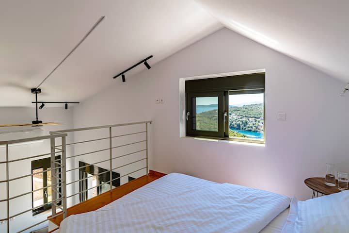 El dormitorio doble de la casa de invitados (dormitorio 4) está en un altillo abierto. 