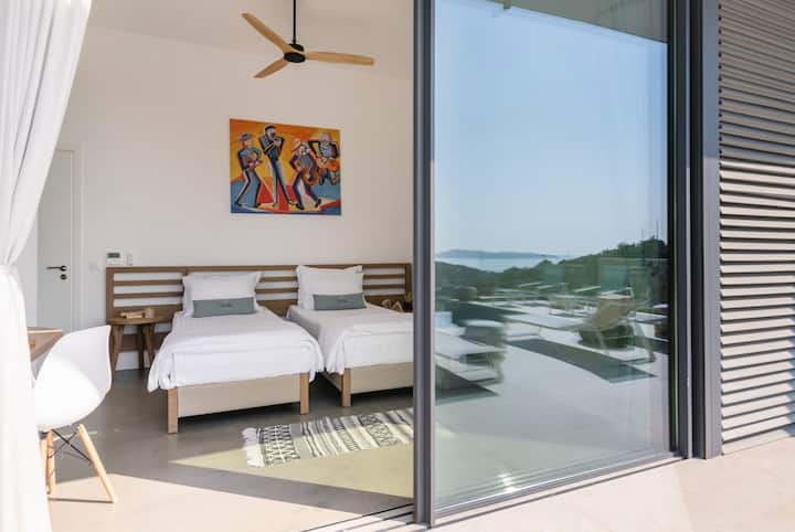 El dormitorio doble en la casa principal (dormitorio 1) también se abre a la terraza.