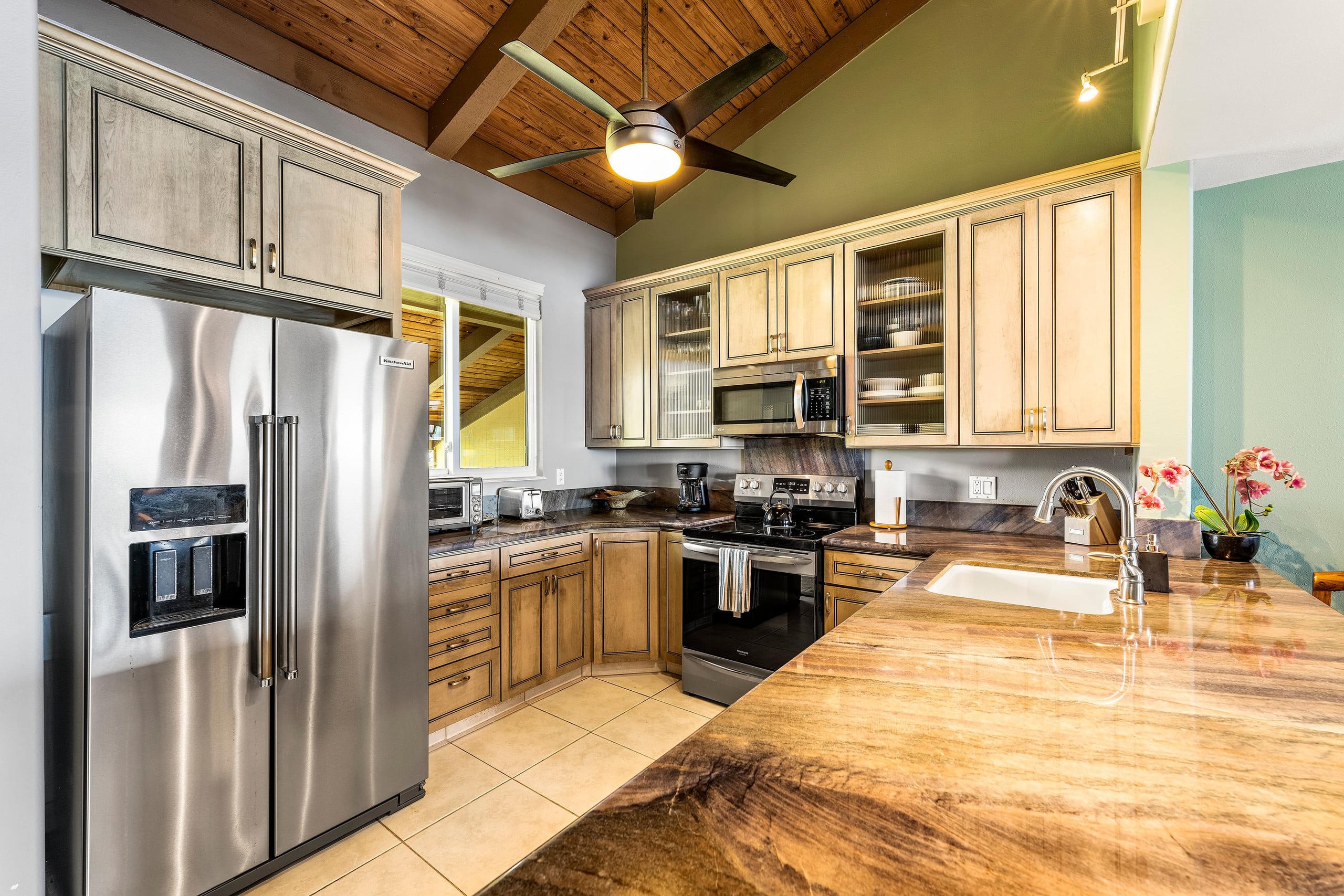 Condo in Kailua-Kona · ★4.78 · 2 bedrooms · 2 beds · 3 baths - Image 9