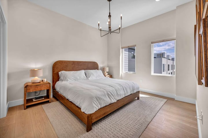 Მშვიდი დასვენება პლუშის თეთრეულით, თბილი ტექსტურებითა და მუდმივი დიზაინით, რომელიც კომფორტს აერთიანებს ბუტიკ-ოტელის დახვეწასთან.