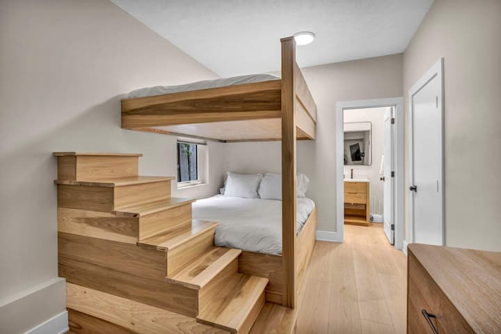 Მყუდრო დასვენება თანამედროვე ორსართულიანი საწოლებით ჩაშენებული კიბითა და თბილი მოპირკეთებით, რომელიც ყველა ასაკისთვის ფუნქციურ, თუმცა ელეგანტურ საცხოვრებელს გთავაზობთ.