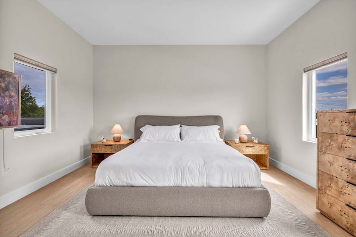 Გაიღვიძეთ დამამშვიდებელ საძინებელში პლუშის საწოლით, მყუდრო განათებითა და ბუნებრივი განათებით ორი ფანჯრიდან იდეალური დასაწყისისთვის.