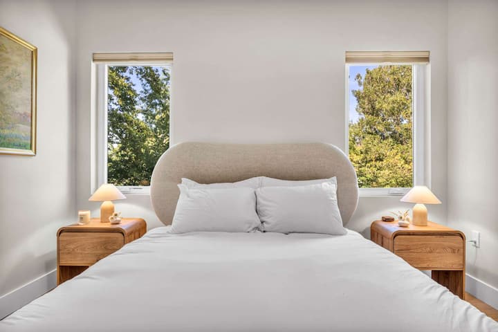 Ბუნებაში ჩარჩოში ჩასმული საძინებელი - ჟგენტური განათება, კურირებული დიზაინი და მუდმივი კომფორტი ბუტიკ-სტილში რესტავრაციულ დასვენებას იწვევს.