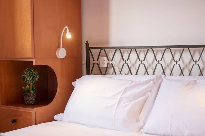 Кревет,фотографија од целата соба,спална соба