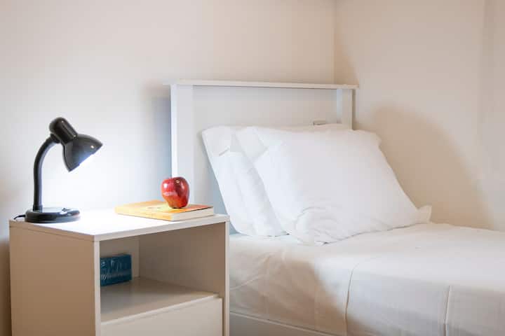 Кревет,фотографија од целата соба,спална соба